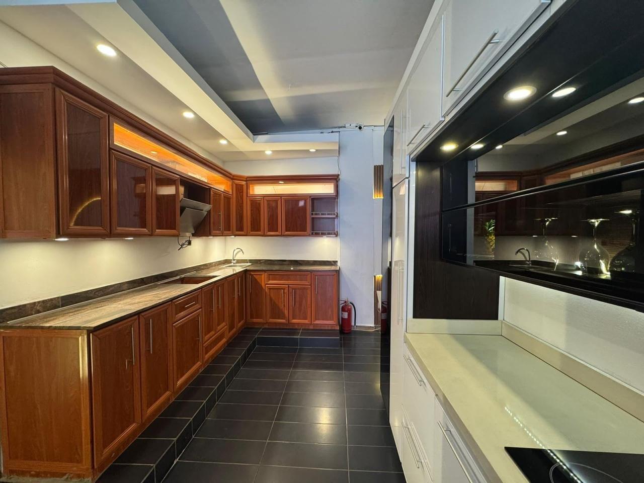 Custom Kitchen Cabinets: Design & Installation Services